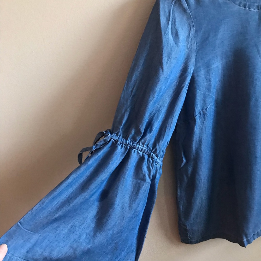 🎀NEW🎀LOFT Chambray Bell Sleeve Top - Picture 7 of 8